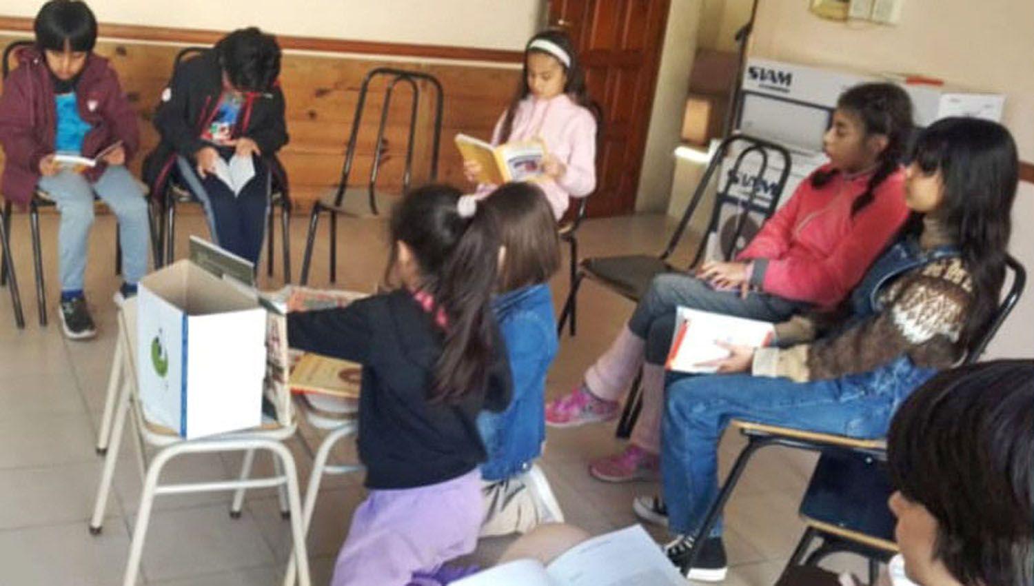 Nintildeos disfrutaron de un encuentro de  lectura en la Biblioteca Uacutenzaga
