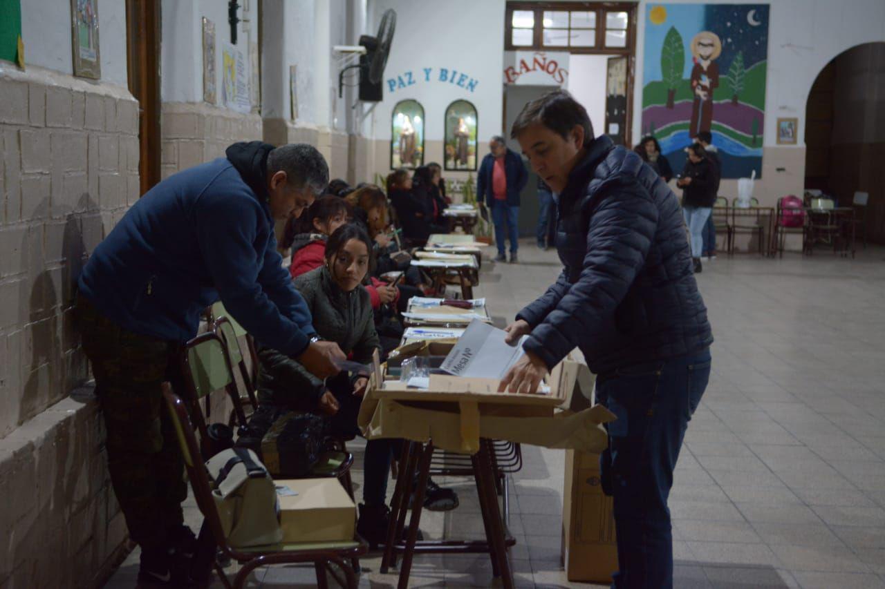 Demoras en la apertura de centros de votacioacuten