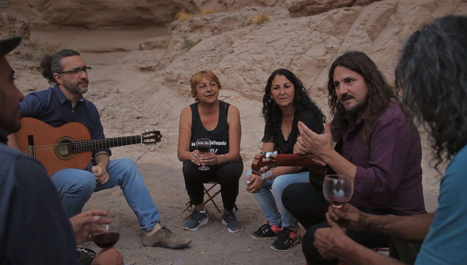 Laura Piastrellini trae a La Banda su documental ldquoPulsando la vidardquo con testimonios de ldquoPetecordquo Carabajal Rally Barrionuevo y Julio Paz