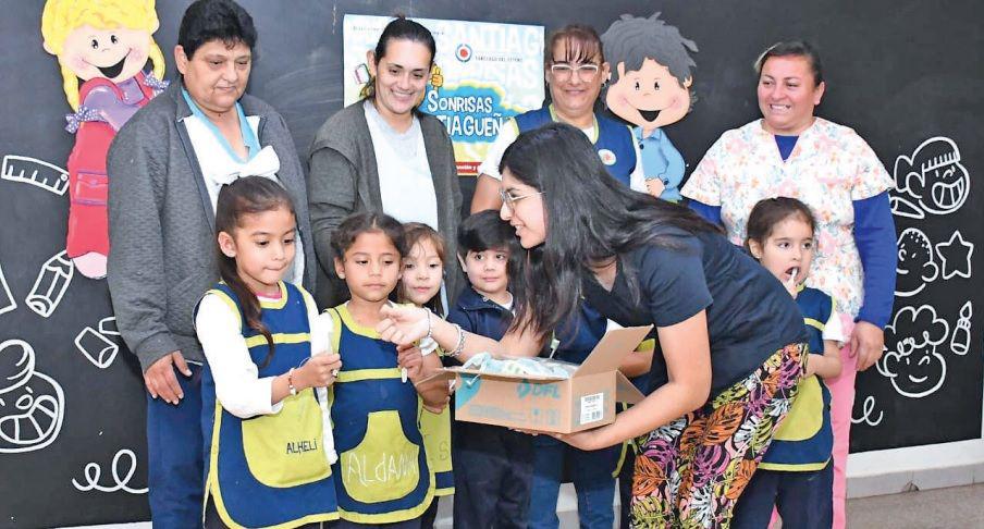 Los jardines de infantes municipales y el programa ldquoSonrisas santiaguentildeasrdquo promocionan la salud bucal en los nintildeos