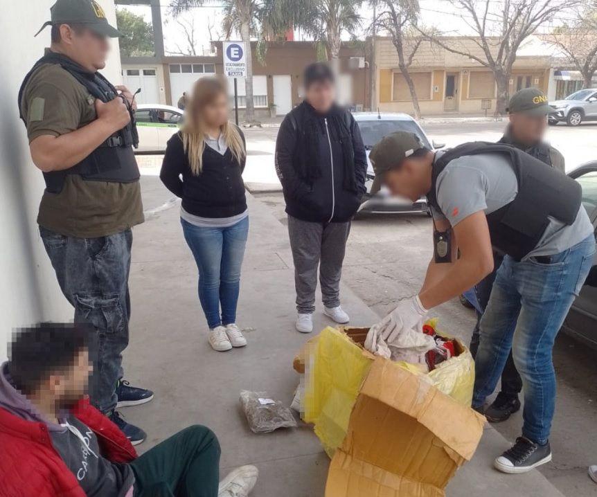 Se presentaron a retirar una encomienda con maacutes de 15 kilos de droga y quedaron detenidos
