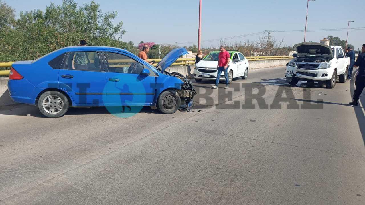 Fuerte choque entre una camioneta y un auto en el puente de Lugones y Libertad