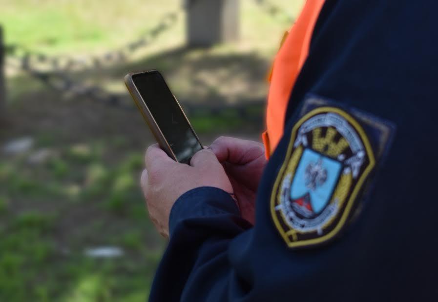 Por uso excesivo del celular separan de la fuerza a dos Policiacuteas de Santiago del Estero