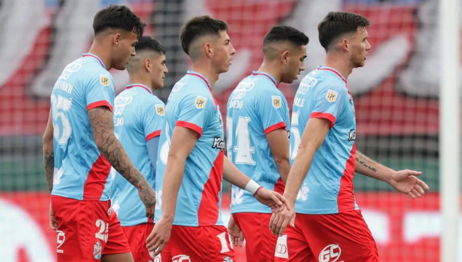 Un jugador de Arsenal invitoacute a pelear a un hincha pero se sorprendioacute al ver quieacuten era