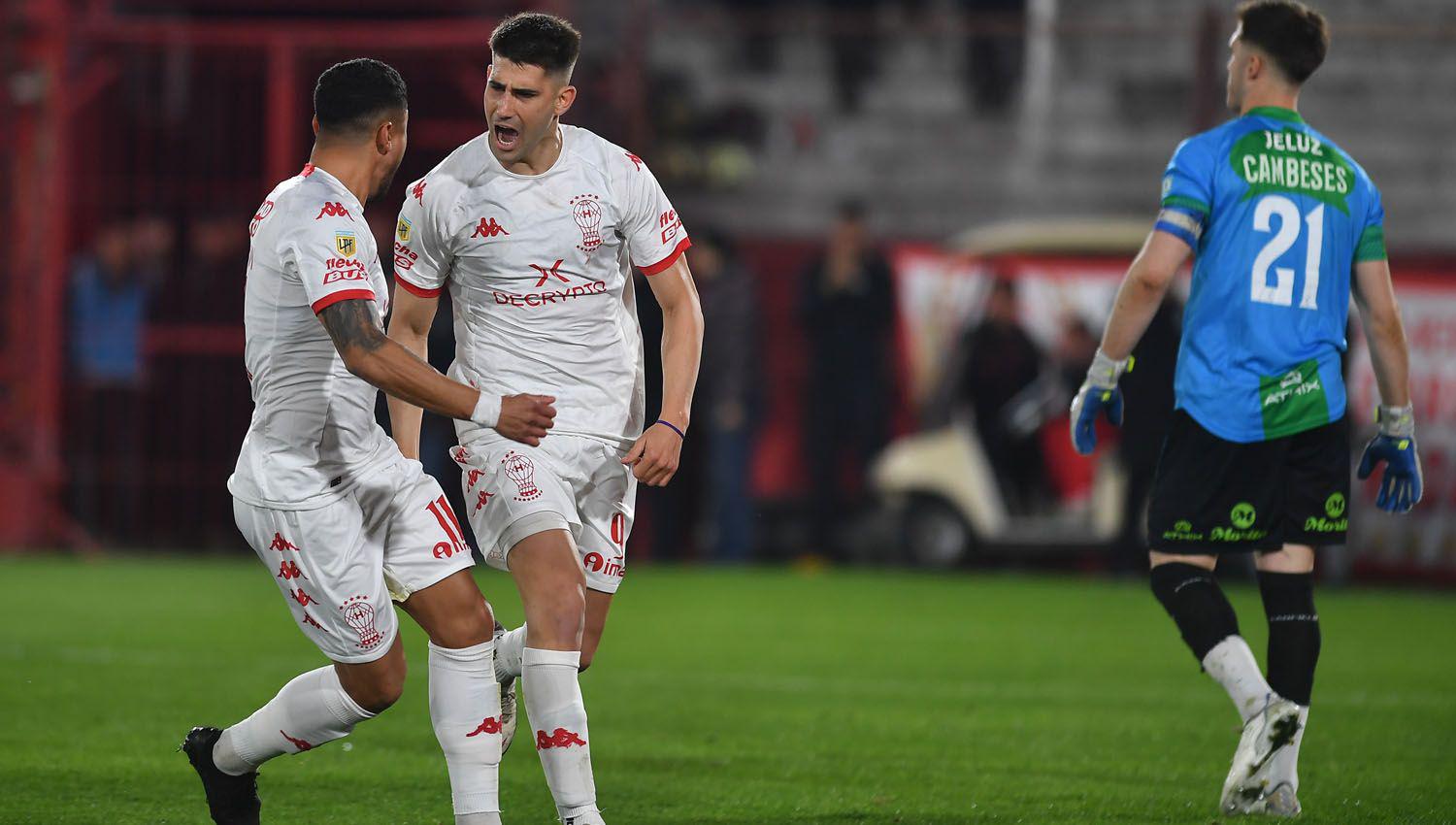 Huracaacuten le ganoacute a Banfield en un duelo clave por no descender