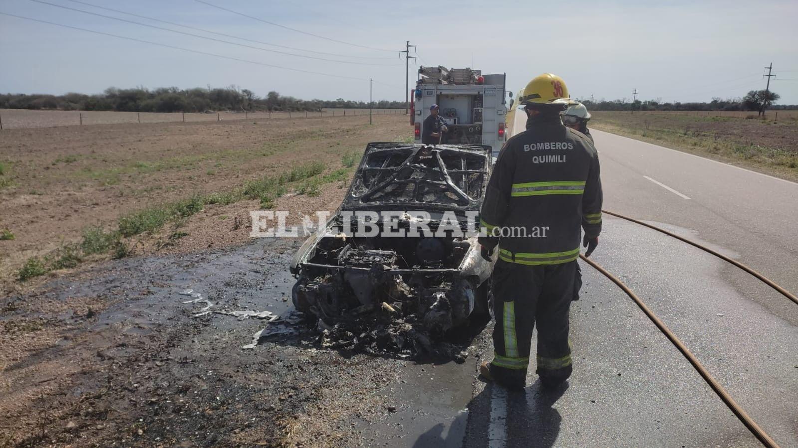 Terror en la ruta por el incendio de un automoacutevil que se dirigiacutea a Quimiliacute