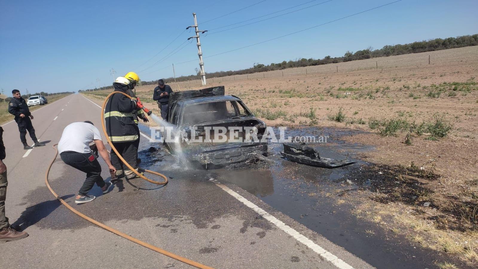 Terror en la ruta por el incendio de un automoacutevil que se dirigiacutea a Quimiliacute