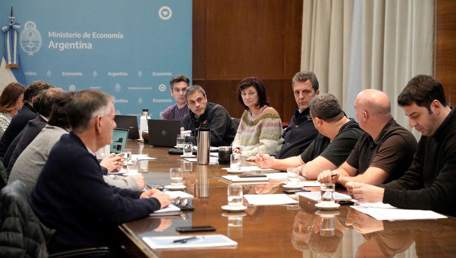 Massa encabezoacute una reunioacuten en Economiacutea para analizar medidas que se anunciaraacuten a partir de mantildeana
