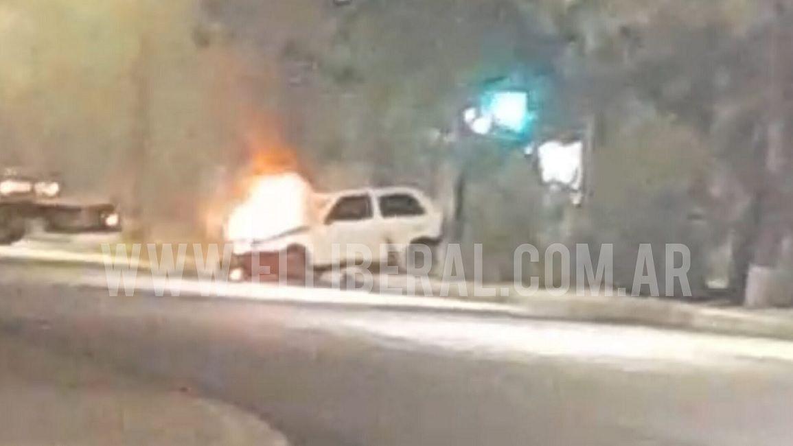 El incendio de un auto en plena Avenida Belgrano causoacute revuelo en la madrugada