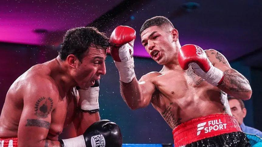 VIDEO- Papeschi ganoacute el tiacutetulo latino mediano en duelo con el mexicano Carmona