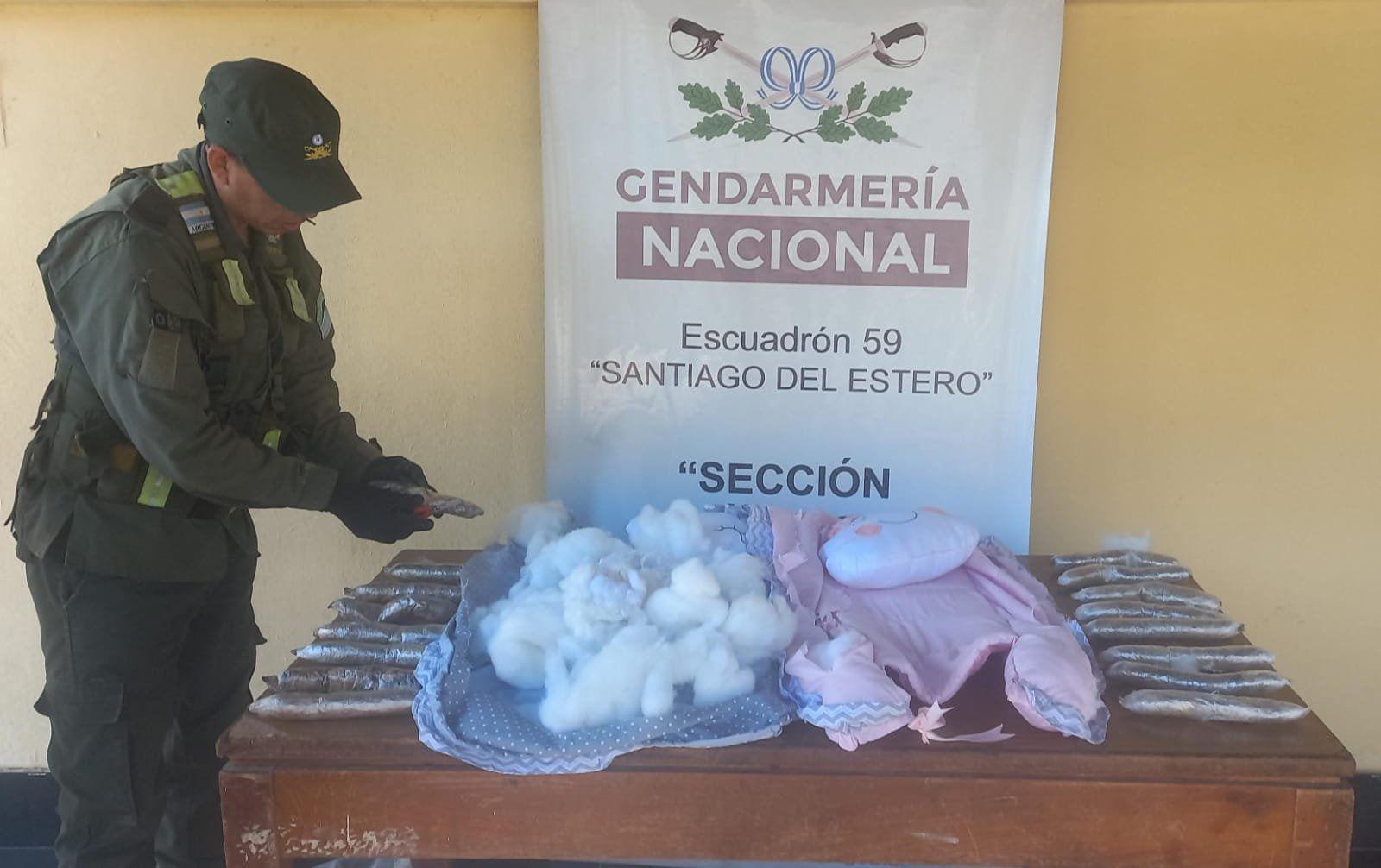 Un can de Gendarmeriacutea descubrioacute cocaiacutena dentro de una manta para recieacuten nacidos