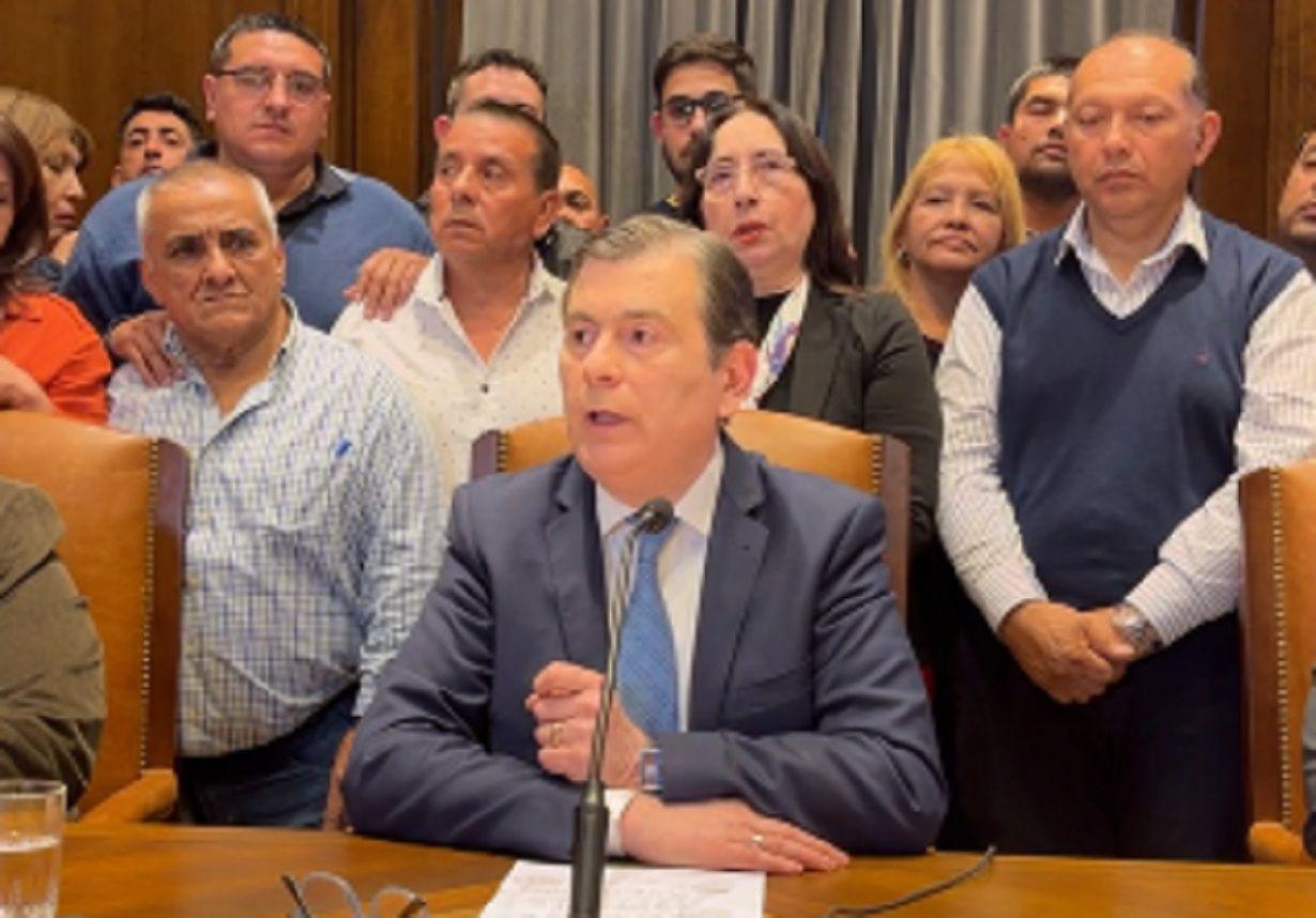 Zamora anuncioacute un bono de 400 mil en 4 cuotas de 100000 y una suba de sueldo de 55 mil