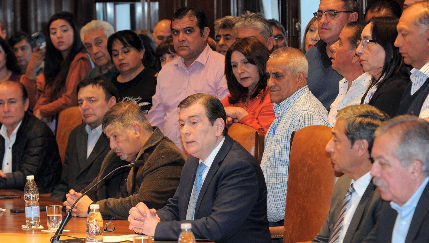 Zamora anuncioacute una recomposicioacuten salarial de 55 mil y un bono de 400 mil para los estatales