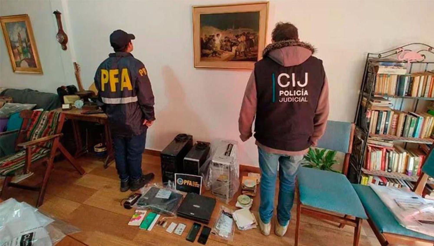 Detienen a tres santiaguentildeos acusados de distribucioacuten y tenencia de pornografiacutea infantil