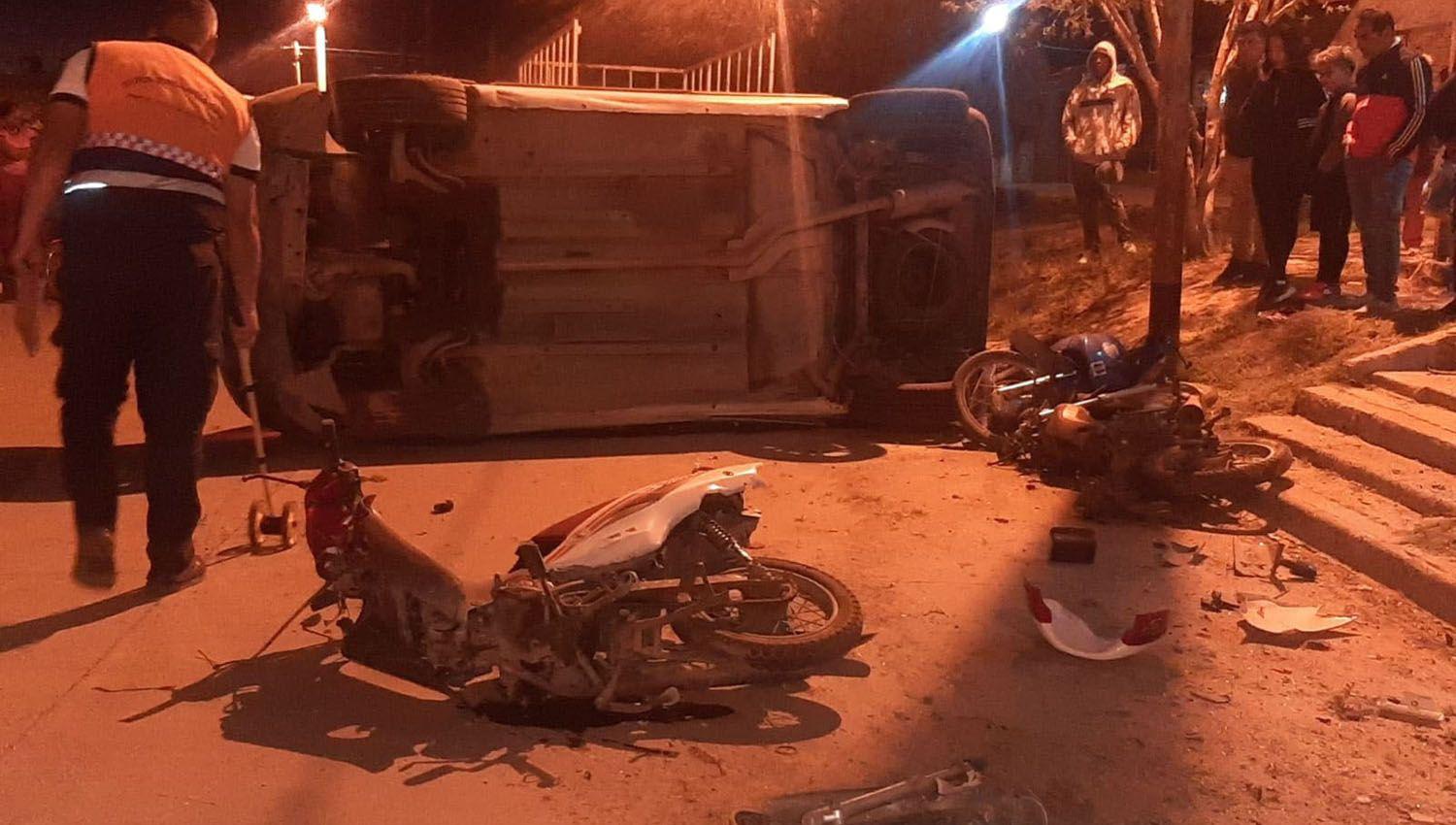 VIDEO  Corriacutea picadas con su camioneta volcoacute y chocoacute 3 motos estacionadas