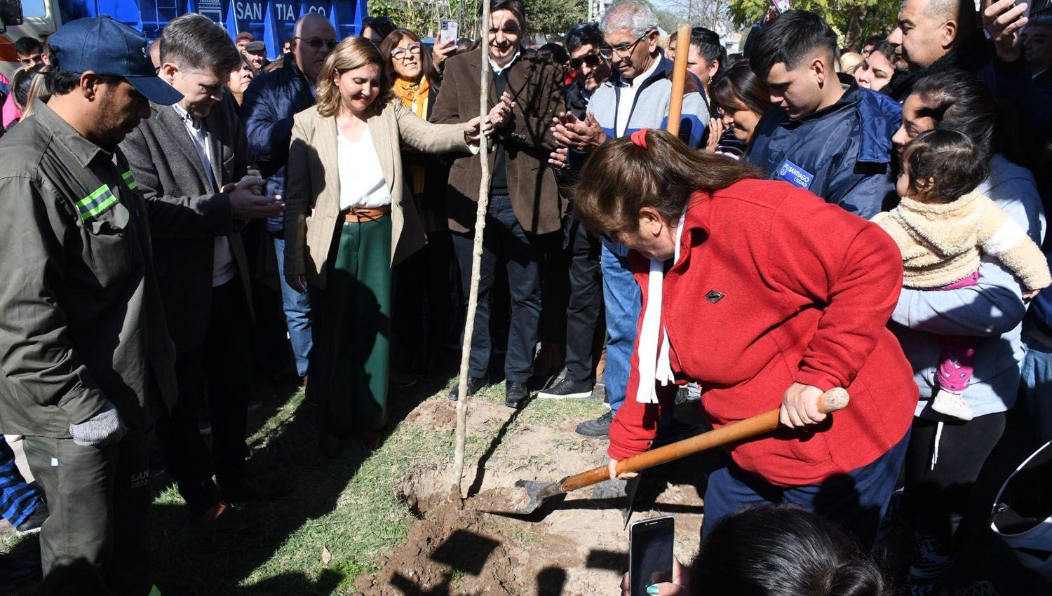 Fuentes encabezoacute una plantacioacuten en el barrio Independencia