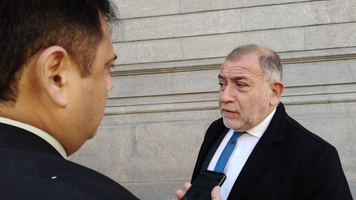 Luis Juez- ldquoMilei es un enano piacutecaro que crecioacute y ahora estaacute jugando en la NBArdquo