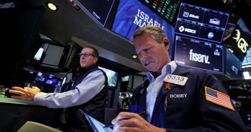 El doacutelar blue cerroacute a 723 pero el Merval derrapoacute 55-en-porciento- y subioacute el riesgo paiacutes