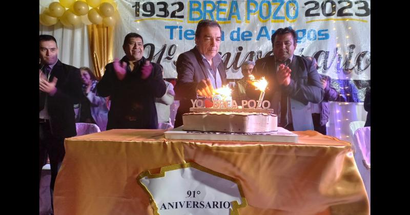 CEREMONIA La tradicional torta la cortaron el comisionado y el ministro Ãngel Niccolai en el acto protocolar