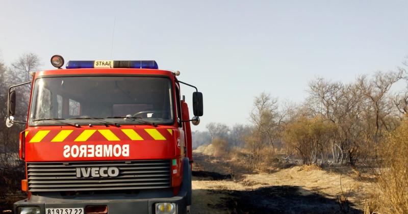 FOTOS Bomberos combaten el incendio de montes al sur de la ciudad
