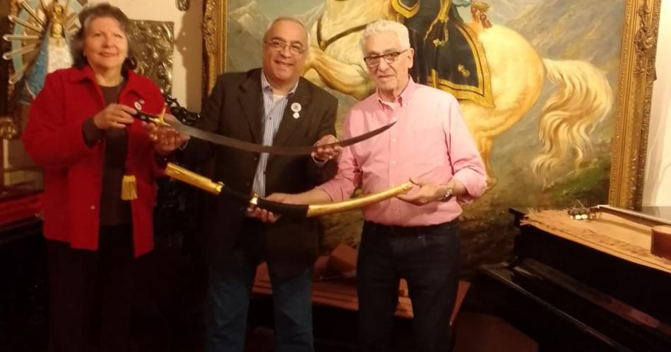 ARTESANO La emoción ante la pieza comenzó con Pallarols cuando tuvo el sable original en su taller alrededor de un mes Aquí entrega la réplica a Graciela Padilla y José Olivieri