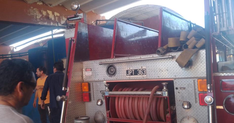 FOTOS Bomberos voluntarios combatieron el fuego en una planta de agua