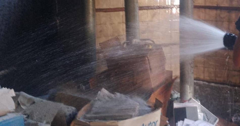 FOTOS Bomberos voluntarios combatieron el fuego en una planta de agua