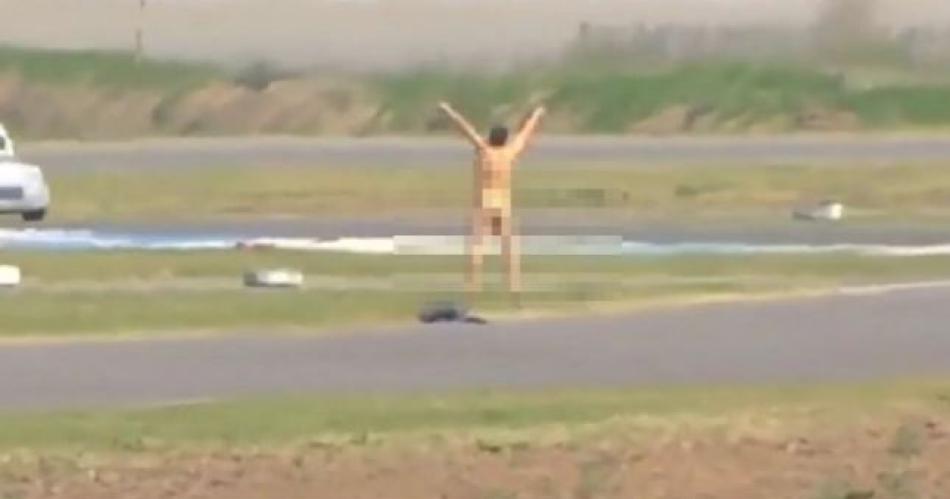 Insoacutelito- un hombre se desnudoacute en medio de la pista en una carrera en Rafaela