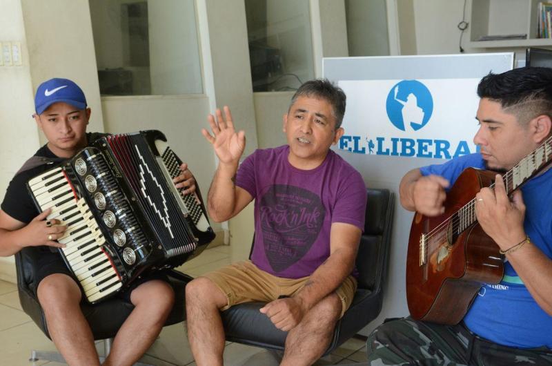 VIDEO- El diacutea que Huguito Flores visitoacute la redaccioacuten por el aniversario de EL LIBERAL