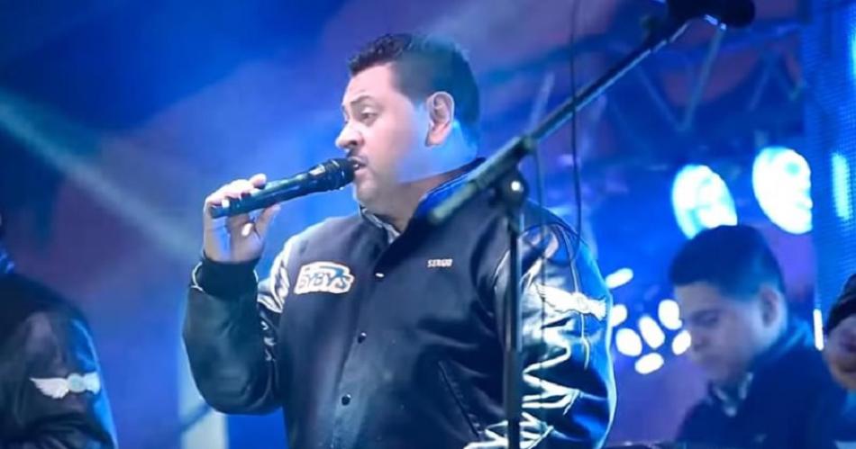 Los Bybys homenajearon a Huguito Flores en pleno show en un teatro