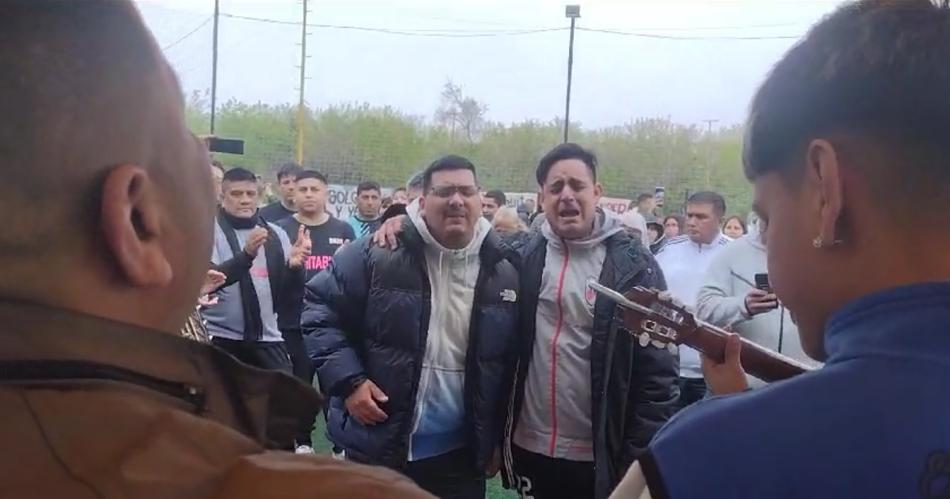 VIDEO Te hubieras ido antes- a pura emocioacuten despiden a Huguito Flores en Ituzaingoacute