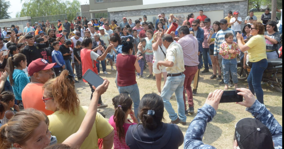 VIDEO  Miles de fanaacuteticos se convocaron para darle el uacuteltimo adioacutes a Huguito Flores