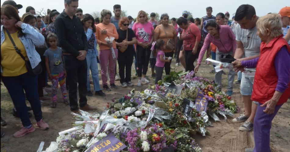 Al grito de Te queremos Huguito inhumaron los restos del guarachero santiaguentildeo