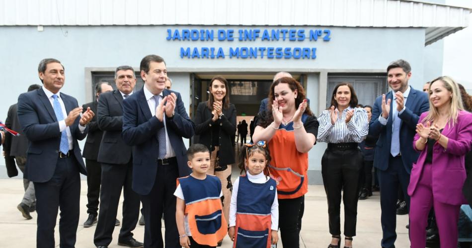 Zamora inauguroacute jardiacuten de infantes y entregoacute viviendas en Friacuteas