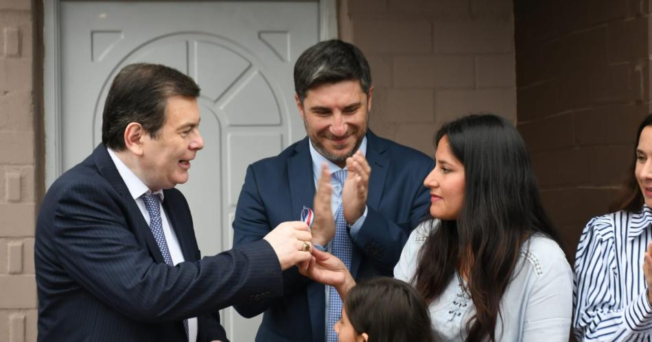 Zamora inauguroacute jardiacuten de infantes y entregoacute viviendas en Friacuteas