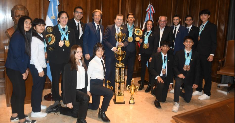 Zamora recibioacute a miembros de la Asociacioacuten Santiaguentildea de Taekwon-Do 