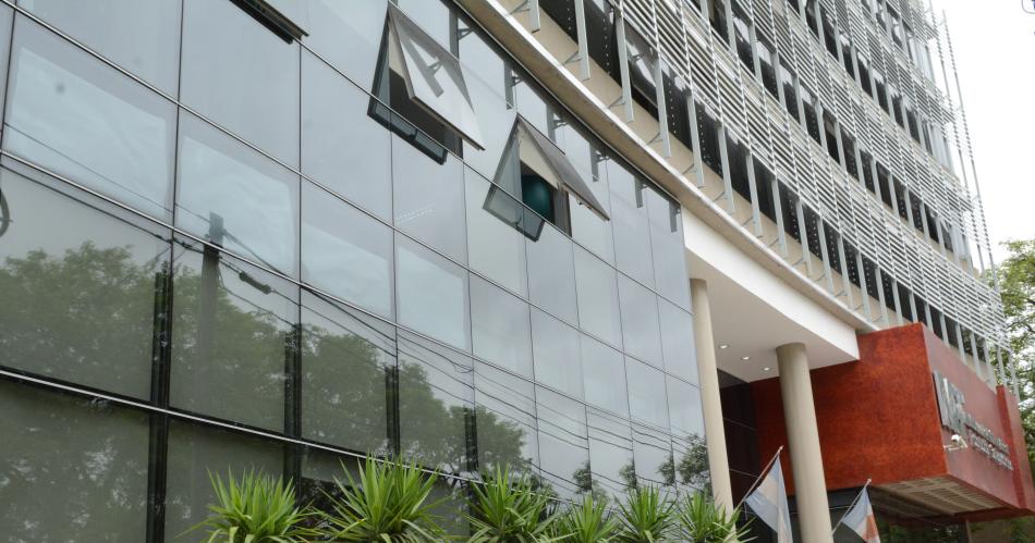 Prohiacuteben a quiosquero acercarse a estudiante acosada