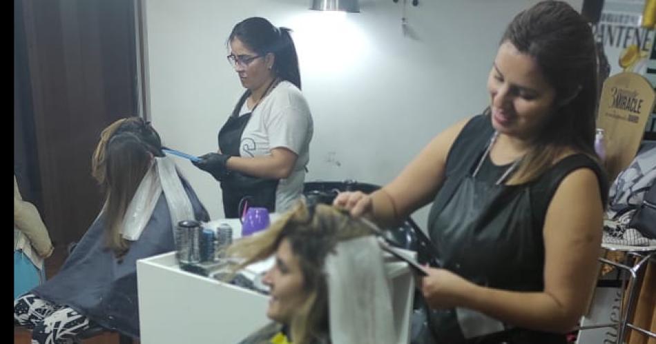 PROFESIONAL Antonella Bravo es la jefa del equipo de peluqueras y maquilladoras que trabajar�n con los candidatos en el Debate