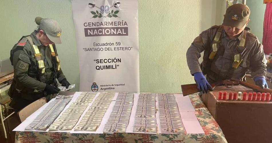 Ocultaban 65000 doacutelares en una camioneta y en una mochila