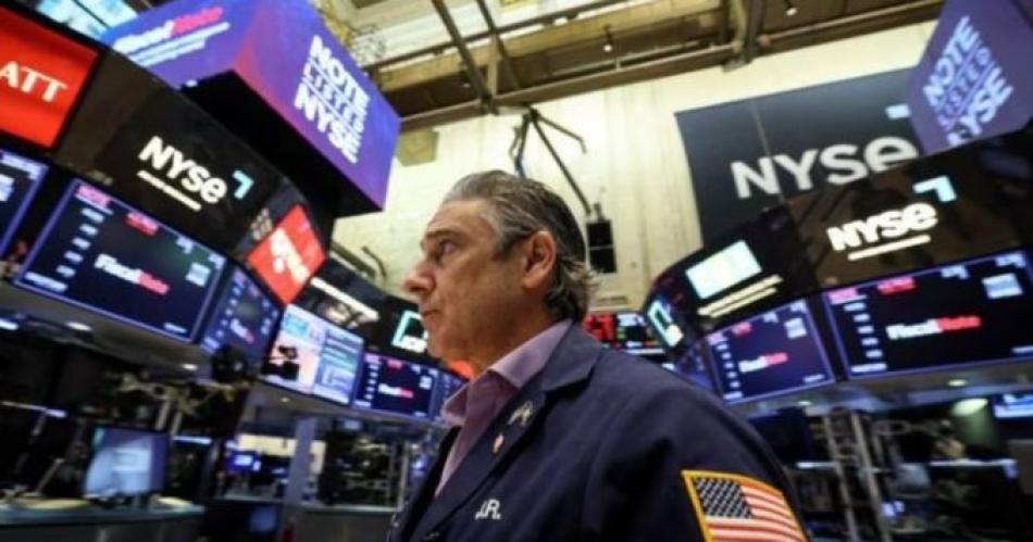 El Riesgo Paiacutes superoacute los 2500 puntos en medio de una caiacuteda de los principales bonos argentinos