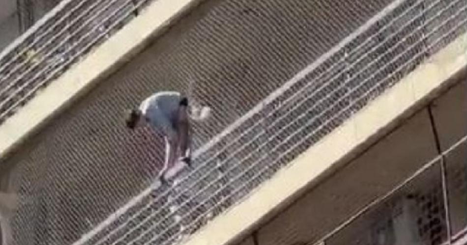 Video- un nintildeo quedoacute colgado de un balcoacuten y el rescate fue dramaacutetico