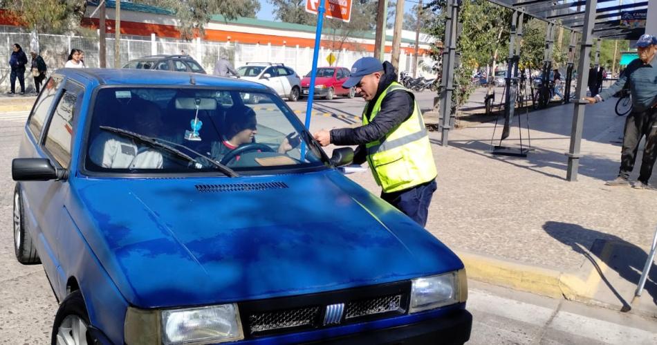 En el diacutea de la educacioacuten vial se distribuyen folletos informativos en Loreto