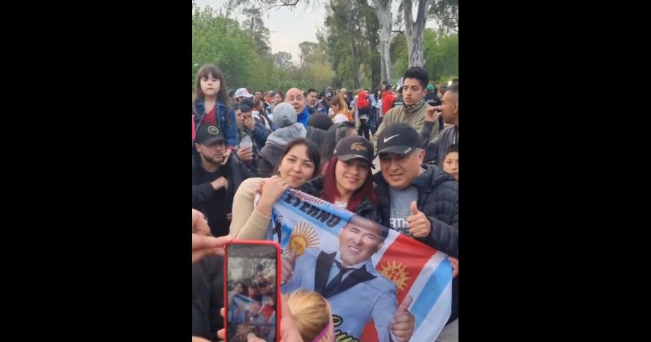 VIDEO El doble de Huguito Flores aparecioacute y conmocionoacute a todos los fans