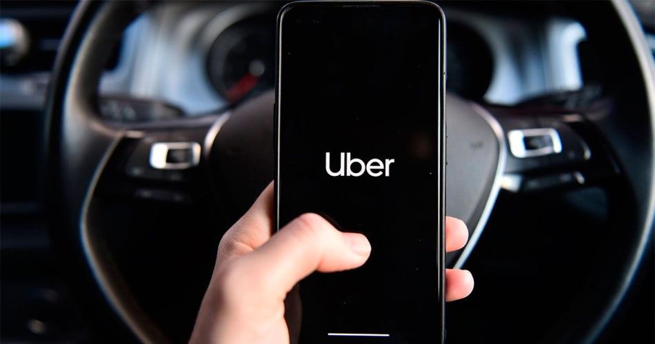 Uber comenzoacute a funcionar en Santiago y taxistas piden evitar desembarco