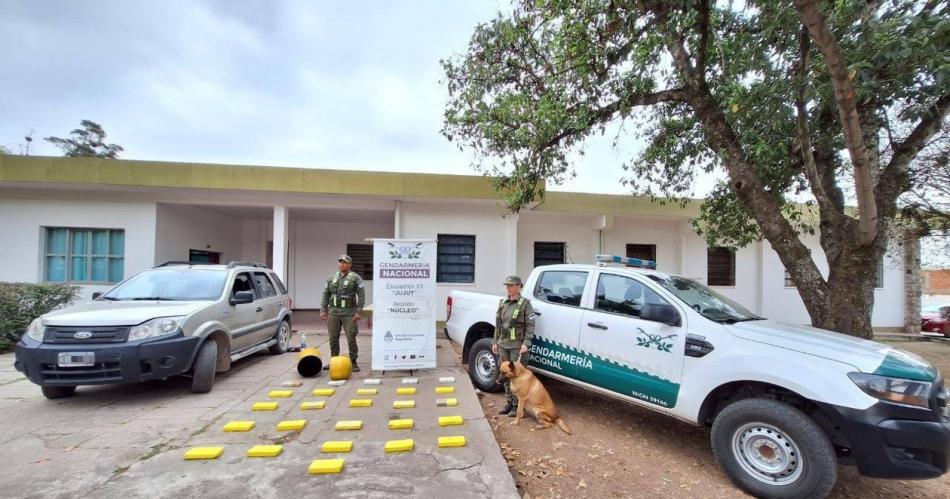 Escondiacutea 27 kilos de cocaiacutena en el tubo de GNC de una camioneta
