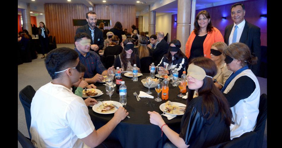 ASISTENCIA Unos 60 invitados especiales vivenciaron por unas horas lo que es manejarse sin ver