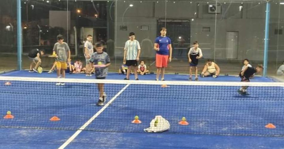 Se dictan clases de paacutedel en el Polideportivo Municipal termense