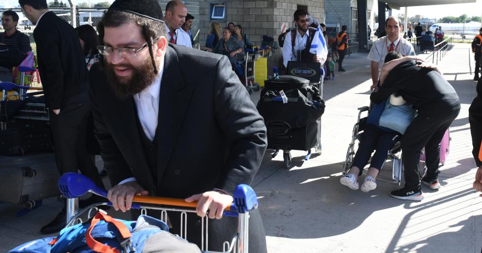 Llegoacute al paiacutes otro vuelo con 247 argentinos repatriados de Israel
