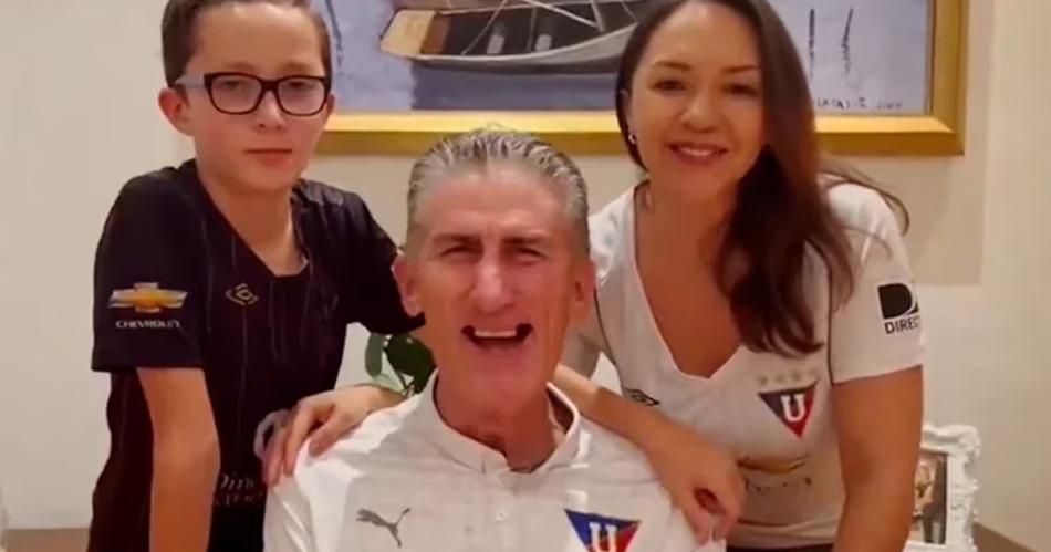 El Patoacuten Bauza y su aparicioacuten en un emotivo video de Liga de Quito antes de la final de la Sudamericana