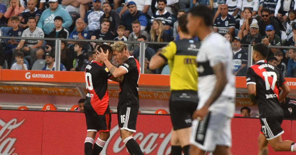 River lo dio vuelta en 4 minutos para vencer al Lobo y seguir en la punta